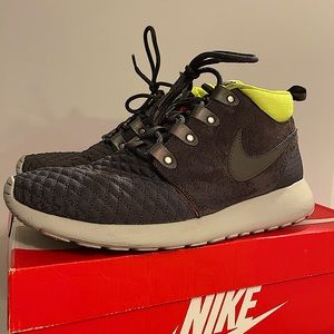 Nike Roshe Run Sneakerboot
Newsprint Smoke 615601-007 2013